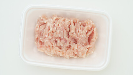 食品トレーの上の鶏もも肉(挽き肉・ミンチ)