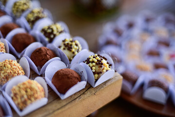 chocolate candies in a box, chocolate brigadeiro,  sweets, candy table, party sweets, candy balls, chocolate brigadeiro, white brigadeiro, brigadeiro, box of candies, party sweets, sweets background