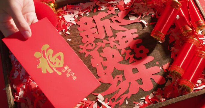 Cutting and pasting window decorations during the Spring Festival