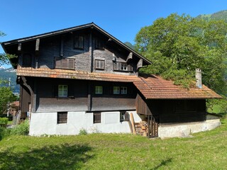 Traditional rural architecture and family livestock farms on the shores of Lake Lungern - Canton of Obwald, Switzerland (Traditionelle Architektur am Ufer des Lungernsees - Schweiz)