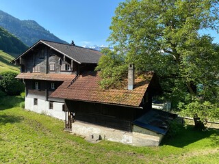Traditional rural architecture and family livestock farms on the shores of Lake Lungern - Canton of Obwald, Switzerland (Traditionelle Architektur am Ufer des Lungernsees - Schweiz)