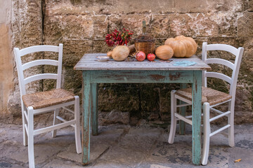 Dekoration in einer Gasse in Gallipoli, Apulien