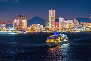 夕焼けの富士山とみなとみらいの夜景