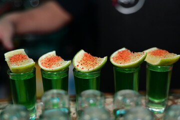 caballitos de tequila con limón