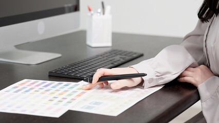 パソコンで仕事をするクリエイターの女性