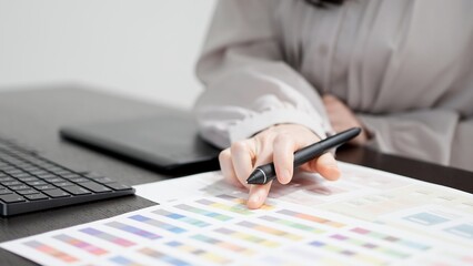 パソコンで仕事をするクリエイターの女性