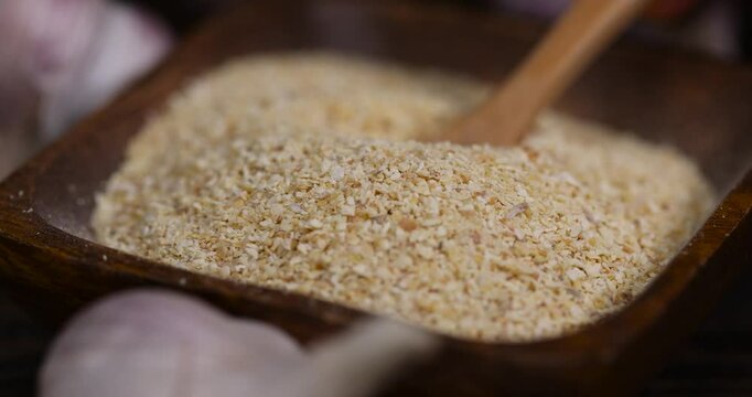 dried crushed garlic fruits for cooking, dried spices from very small pieces of garlic fruits, dehydrated