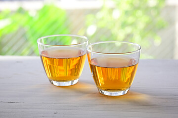 窓辺に置いたお茶