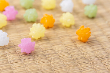 畳の上に散らばるカラフルな金平糖