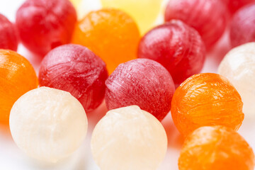 白背景に散らばる色鮮やかな飴玉