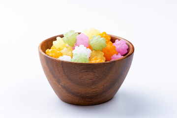 木の器に盛り付けられた鮮やかな金平糖