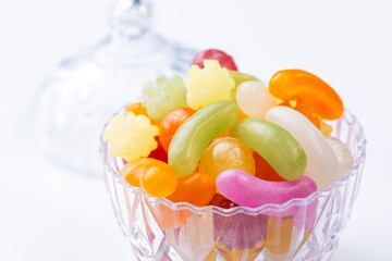 透明な容器に盛られた色鮮やかなキャンディとお菓子