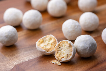 木目の背景に並んだスノーボールクッキー
