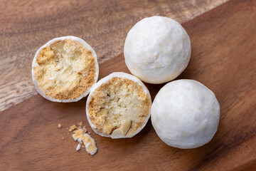 木目の背景に並んだスノーボールクッキーの俯瞰