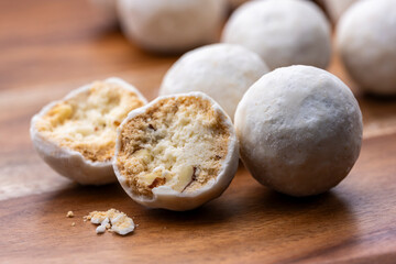 木目の背景に並んだスノーボールクッキーのクローズアップ