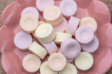 ピンクの皿に盛られたラムネ菓子の俯瞰