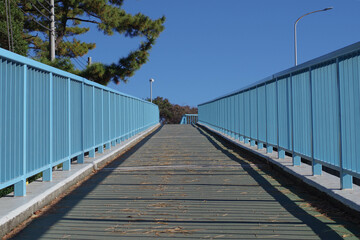 Fototapeta premium スロープ式歩道橋の下からの景色