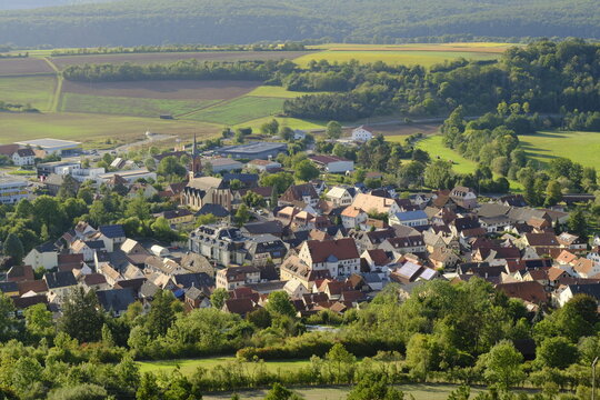 Blick vom NSG Haarberg auf die historische Altstadt von Euerdorf, Landkreis Bad Kissingen, Unterfranken, Bayern, Franken, Deutschland