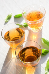 窓辺に置いたお茶