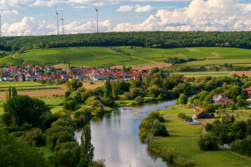 Mainschleife und Weinberge bei Fahr am Main, in der Nähe der Weinstadt Volkach, Landkreis...