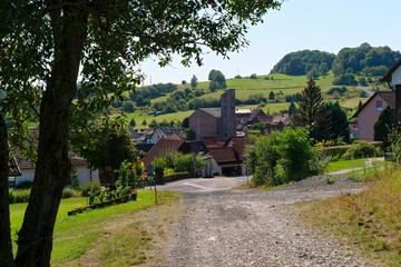 Kirche in Oberweißenbrunn, einem Ortsteil von Bischofsheim in der Rhön, Bioshärenreservat Rhön, Landkreis Rhön-Grabfeld, Unterfranken, Franken, Bayern, Deutschland