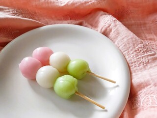 白いお皿に乗った三色団子