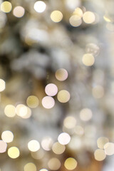 Obraz premium A blurry image of a Christmas tree with many small, glowing lights
