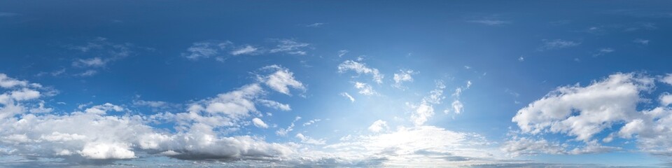 Fototapeta premium Nahtloses Panorama mit bewölktem Himmel in 360-Grad-Ansicht mit schöner Bewölkung zur Verwendung in 3D-Grafiken als Himmelskuppel oder zur Nachbearbeitung von Drohnenaufnahmen