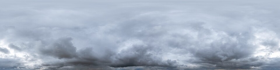 Nahtloses Himmel-Panorama als 360-Grad-Ansicht mit dunklen Regenwolken zur Verwendung in...