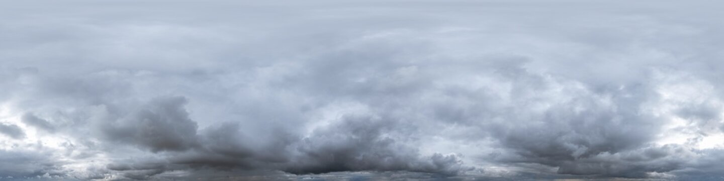 Nahtloses Himmel-Panorama als 360-Grad-Ansicht mit dunklen Regenwolken zur Verwendung in 3D-Grafiken als Himmelskuppel oder zur Nachbearbeitung von Drohnenaufnahmen