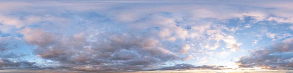 360° Panorama, Abendhimmel, Wolken, ohne Boden, zur Verwendung in 3D-Grafiken, Himmelsersatz für Kompositionen in sphärischen Luft- und Bodenpanoramen als Himmelskuppel
