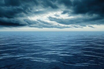 Obraz premium Dark, serene ocean under a cloudy sky.