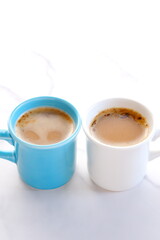 エスプレッソと牛乳を混ぜたコーヒー、カフェ・ラッテが入った、ふたつのマグカップ
