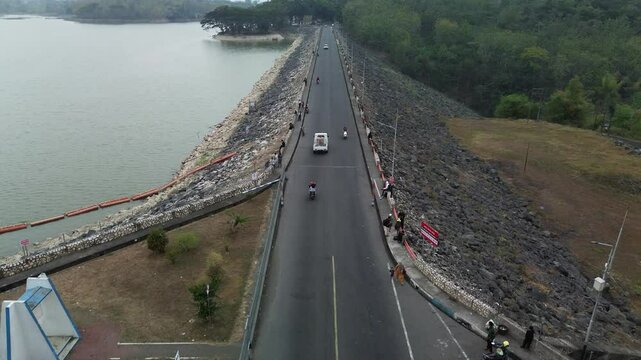 4k footage of road conditions next to the Lahor Dam in the afternoon