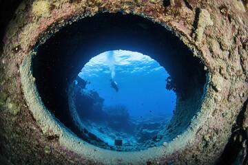 Fototapeta premium Underwater view through a circular opening.