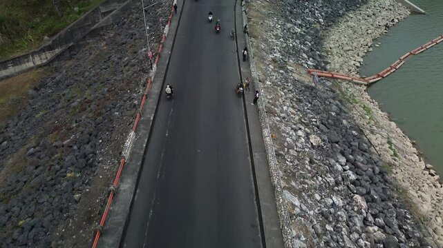 4k footage of road conditions next to the Lahor Dam in the afternoon