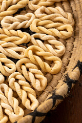 Primo piano di lorighittas, tradizionale pasta artigianale della cucina sarda, cibo italiano