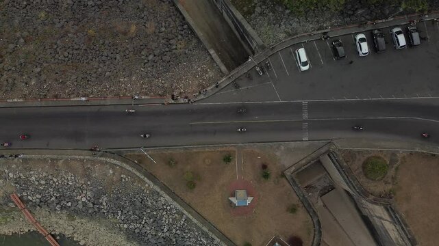 4k footage of road conditions next to the Lahor Dam in the afternoon