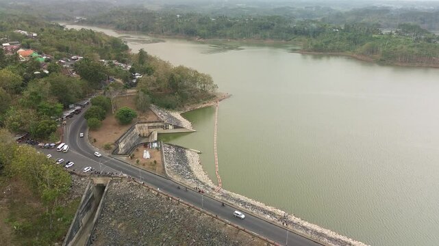 4k footage of road conditions next to the Lahor Dam in the afternoon