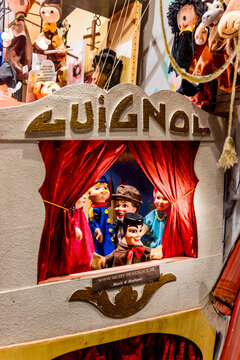 Marionnettes de Guignol dans une boutique du Vieux Lyon en France