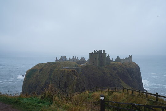 acantilado castillo escocia