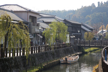 川沿いの古い街並み © TeTsumi