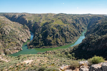 Deslumbrante vista panorâmica do rio Douro a partir do miradouro da Fraga do Puio em Picote, Miranda do Douro, Portugal © LuIvDa