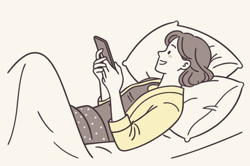 寝ながらスマホを操作する女性