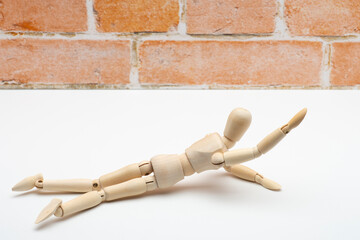 手を挙げて助けを求めるデッサン人形