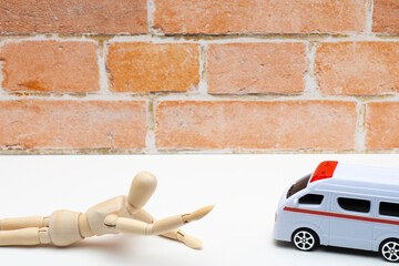 助けを求めるマネキンと駆け付けた救急車