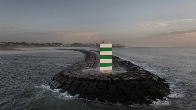 Faro de entrada al puerto en Portugal