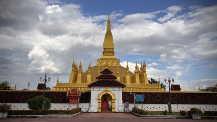 Fototapeta premium Pha That Luang or Loka Chulamani Stupa is the largest and most beautiful stupa in the Kingdom of Laos.