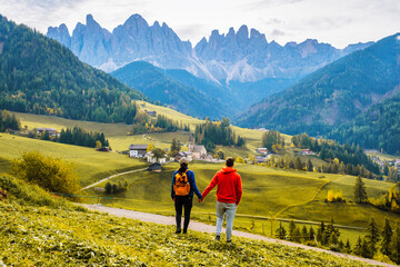 Obraz premium Couple explores the beautiful landscapes of the Dolomites in Italy during a tranquil afternoon
