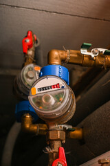 Obraz premium Close-up of water meter measuring water consumption, indicating resource usage in residential plumbing system